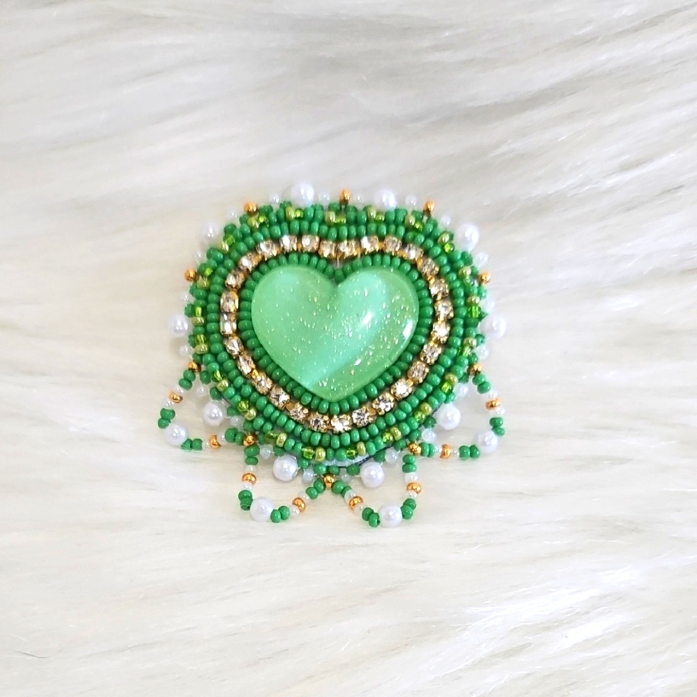Green Beaded Heart Phone Grip